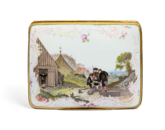 A GILT-METAL-MOUNTED MEISSEN PORCELAIN 'BERGLEUTE' SNUFF-BOX AND COVER - Foto 6