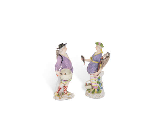 A PAIR OF MEISSEN PORCELAIN FIGURES OF A FISHERMAN AND FISHERWOMAN - photo 2