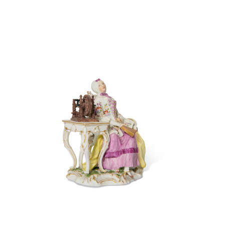 A MEISSEN PORCELAIN GROUP OF A WOMAN WITH A SPINNING WHEEL - Foto 2