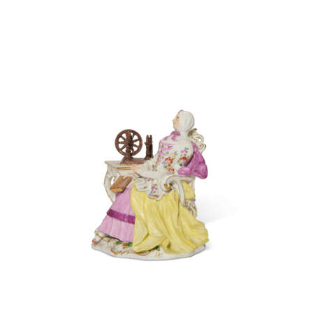 A MEISSEN PORCELAIN GROUP OF A WOMAN WITH A SPINNING WHEEL - Foto 3