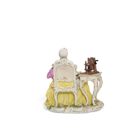 A MEISSEN PORCELAIN GROUP OF A WOMAN WITH A SPINNING WHEEL - фото 4