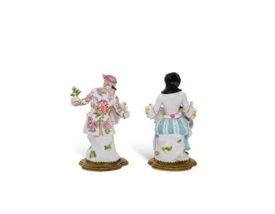 A PAIR OF ORMOLU-MOUNTED MEISSEN PORCELAIN FIGURES OF GARDENERS - фото 4