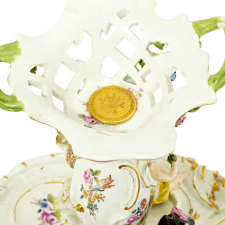 AN ORMOLU-MOUNTED MEISSEN PORCELAIN PLAT-DE-MENAGE - фото 6