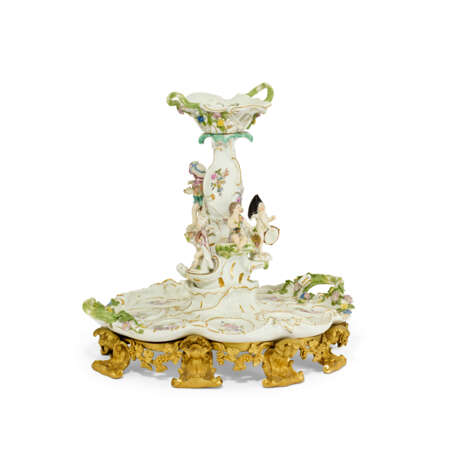 AN ORMOLU-MOUNTED MEISSEN PORCELAIN PLAT-DE-MENAGE - Foto 9