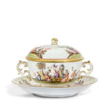 A MEISSEN PORCELAIN TWO-HANDLED CHINOISERIE ECUELLE, COVER AND STAND - Foto 2