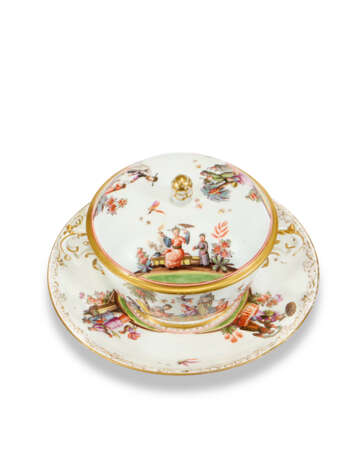 A MEISSEN PORCELAIN TWO-HANDLED CHINOISERIE ECUELLE, COVER AND STAND - фото 3