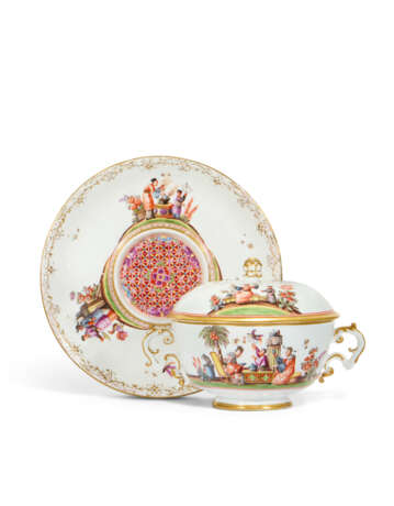 A MEISSEN PORCELAIN TWO-HANDLED CHINOISERIE ECUELLE, COVER AND STAND - photo 4