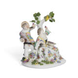 A MEISSEN PORCELAIN GROUP OF HARLEQUIN AND A LADY WITH A PARROT - фото 3