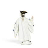 A MEISSEN PORCELAIN FIGURE OF A MASQUERADER, TRADITIONALLY KNOWN AS AVVOCATO OR THE LAWYER FROM THE COMMEDIA DELL'ARTE SERIES - фото 4