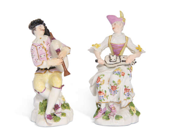 A MEISSEN PORCELAIN FIGURE OF MEZZETIN WITH BAGPIPES AND A FIGURE OF COLUMBINE WITH A HURDYGURDY - Foto 1