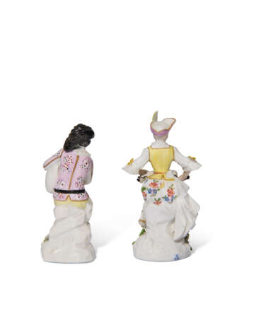 A MEISSEN PORCELAIN FIGURE OF MEZZETIN WITH BAGPIPES AND A FIGURE OF COLUMBINE WITH A HURDYGURDY - Foto 2