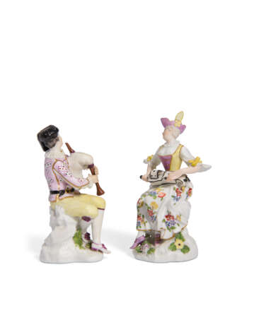 A MEISSEN PORCELAIN FIGURE OF MEZZETIN WITH BAGPIPES AND A FIGURE OF COLUMBINE WITH A HURDYGURDY - photo 3