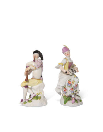 A MEISSEN PORCELAIN FIGURE OF MEZZETIN WITH BAGPIPES AND A FIGURE OF COLUMBINE WITH A HURDYGURDY - Foto 4