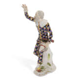 A MEISSEN PORCELAIN FIGURE OF HARLEQUIN - Foto 3