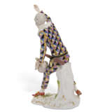 A MEISSEN PORCELAIN FIGURE OF HARLEQUIN - фото 4