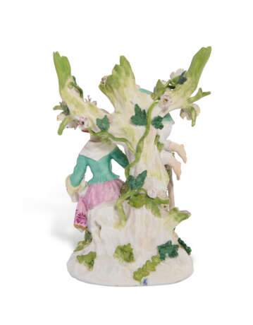 TWO MEISSEN PORCELAIN GROUPS OF 'THE CHERRY PICKERS' AND 'THE EGG THIEF' - Foto 3