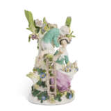 TWO MEISSEN PORCELAIN GROUPS OF 'THE CHERRY PICKERS' AND 'THE EGG THIEF' - Foto 4