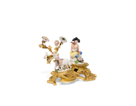 AN ORMOLU-MOUNTED MEISSEN PORCELAIN FIGURE OF A SHEPHERD AND A MODEL OF A SHEEP - Foto 4