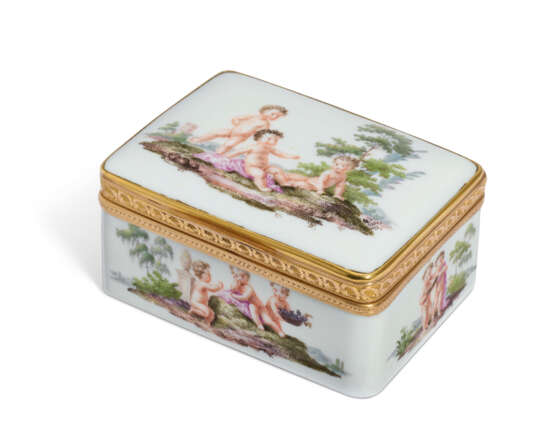 A GOLD-MOUNTED MEISSEN PORCELAIN SNUFF-BOX - фото 1