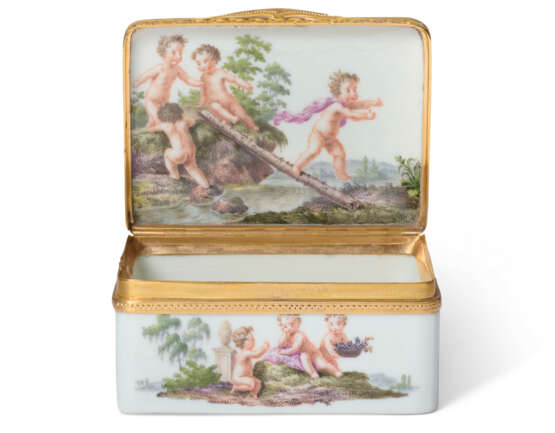 A GOLD-MOUNTED MEISSEN PORCELAIN SNUFF-BOX - фото 2