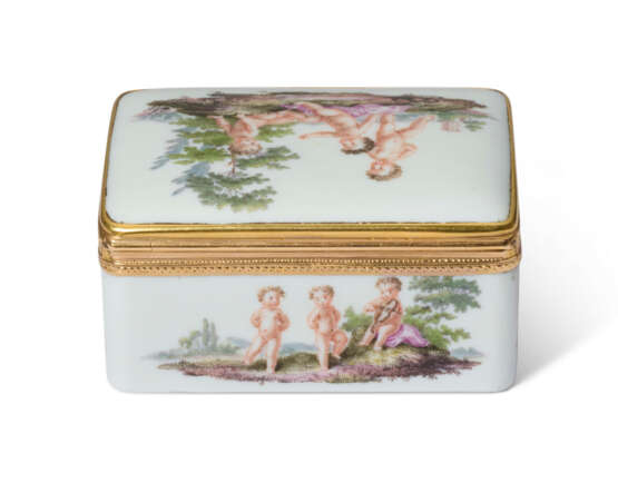 A GOLD-MOUNTED MEISSEN PORCELAIN SNUFF-BOX - фото 3