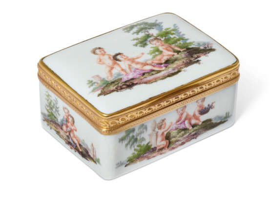 A GOLD-MOUNTED MEISSEN PORCELAIN SNUFF-BOX - фото 4