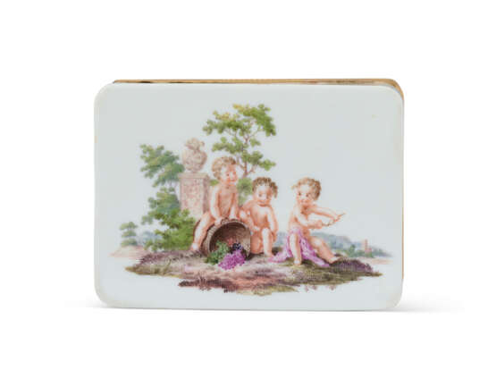 A GOLD-MOUNTED MEISSEN PORCELAIN SNUFF-BOX - фото 5