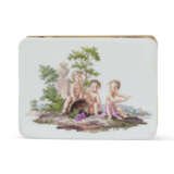 A GOLD-MOUNTED MEISSEN PORCELAIN SNUFF-BOX - фото 5