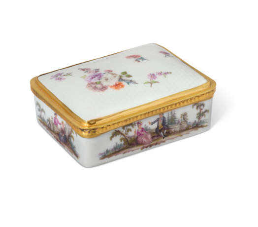 A GILT-METAL-MOUNTED MEISSEN PORCELAIN RECTANGULAR SNUFF BOX AND A COVER - фото 1