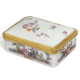 A GILT-METAL-MOUNTED MEISSEN PORCELAIN RECTANGULAR SNUFF BOX AND A COVER - фото 3