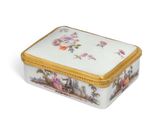 A GILT-METAL-MOUNTED MEISSEN PORCELAIN RECTANGULAR SNUFF BOX AND A COVER - photo 3