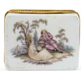 A GILT-METAL-MOUNTED MEISSEN PORCELAIN RECTANGULAR SNUFF BOX AND A COVER - photo 5