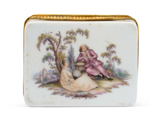 A GILT-METAL-MOUNTED MEISSEN PORCELAIN RECTANGULAR SNUFF BOX AND A COVER - Foto 5