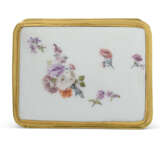 A GILT-METAL-MOUNTED MEISSEN PORCELAIN RECTANGULAR SNUFF BOX AND A COVER - Foto 6