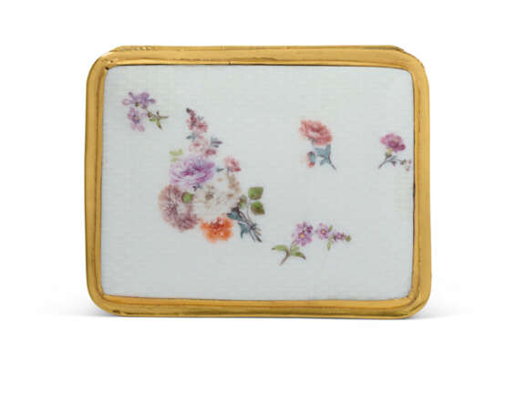 A GILT-METAL-MOUNTED MEISSEN PORCELAIN RECTANGULAR SNUFF BOX AND A COVER - фото 6