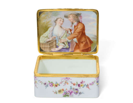 A GILT-METAL-MOUNTED GERMAN PORCELAIN SNUFF-BOX - photo 1