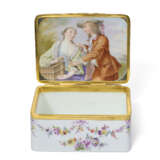 A GILT-METAL-MOUNTED GERMAN PORCELAIN SNUFF-BOX - Foto 1