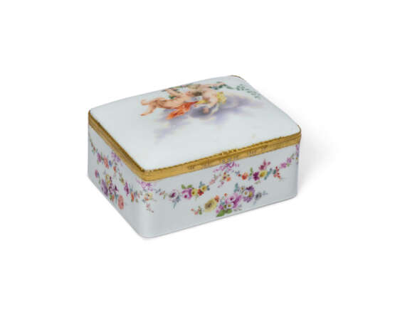 A GILT-METAL-MOUNTED GERMAN PORCELAIN SNUFF-BOX - фото 2