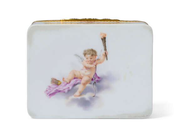 A GILT-METAL-MOUNTED GERMAN PORCELAIN SNUFF-BOX - photo 5