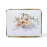 A GILT-METAL-MOUNTED GERMAN PORCELAIN SNUFF-BOX - Foto 6