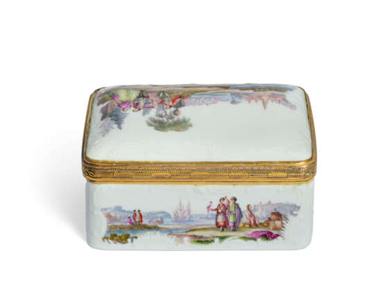 A GILT-METAL-MOUNTED MEISSEN PORCELAIN RECTANGULAR SNUFF-BOX AND COVER - photo 4