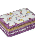 Boîtes à priser. A MEISSEN PORCELAIN GILT-METAL MOUNTED RECTANGULAR SNUFF-BOX AND COVER