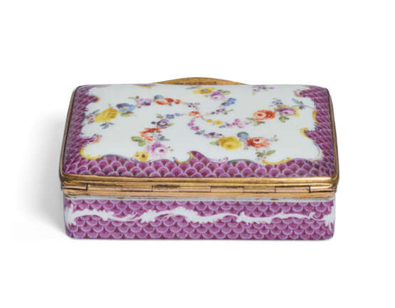 A MEISSEN PORCELAIN GILT-METAL MOUNTED RECTANGULAR SNUFF-BOX AND COVER - фото 4