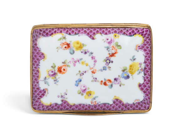 A MEISSEN PORCELAIN GILT-METAL MOUNTED RECTANGULAR SNUFF-BOX AND COVER - фото 6