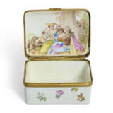 A GILT-METAL MOUNTED GERMAN PORCELAIN SNUFF-BOX AND COVER - photo 2