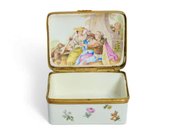 A GILT-METAL MOUNTED GERMAN PORCELAIN SNUFF-BOX AND COVER - Foto 2