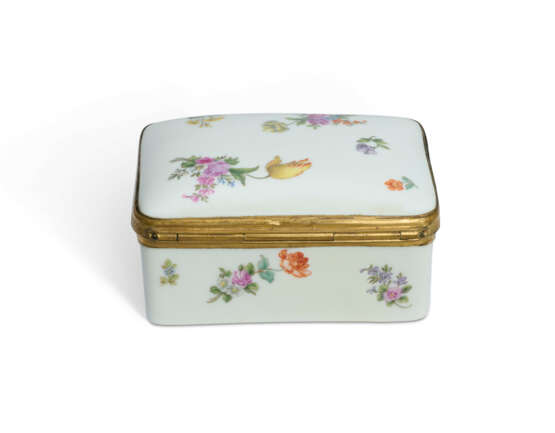 A GILT-METAL MOUNTED GERMAN PORCELAIN SNUFF-BOX AND COVER - фото 5