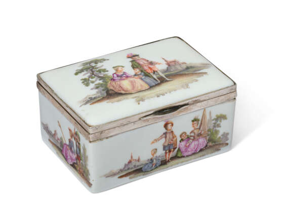 A MEISSEN PORCELAIN SILVER-MOUNTED RECTANGULAR SNUFF-BOX AND COVER - фото 2