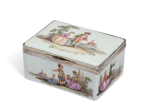 A MEISSEN PORCELAIN SILVER-MOUNTED RECTANGULAR SNUFF-BOX AND COVER - Foto 3