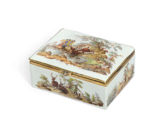 A SILVER-GILT AND DIAMOND-MOUNTED GERMAN PORCELAIN SNUFF-BOX AND COVER - фото 2